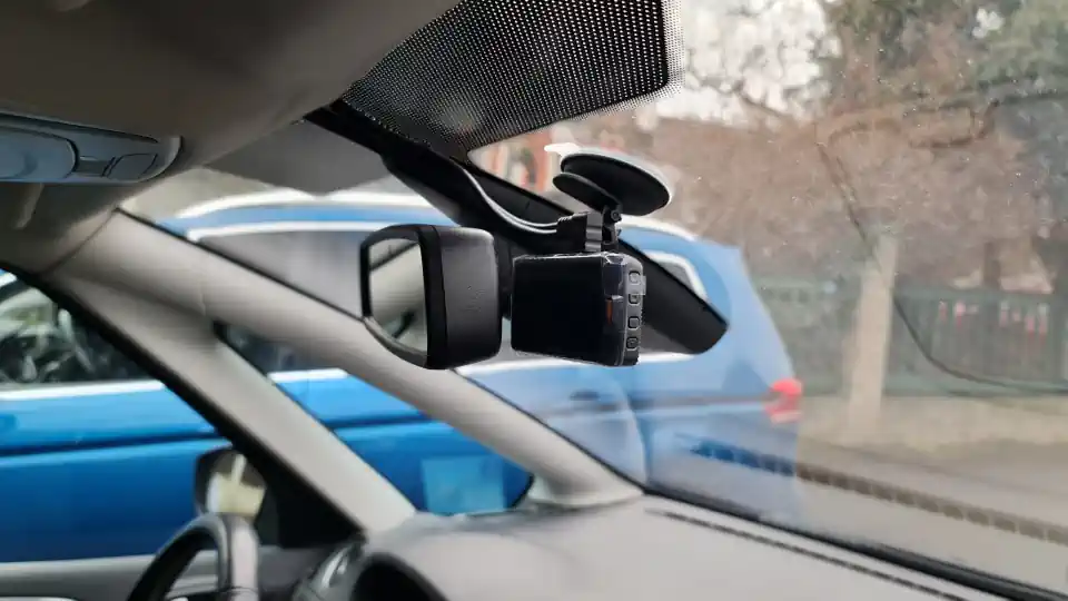 Montáž autokamery do auta