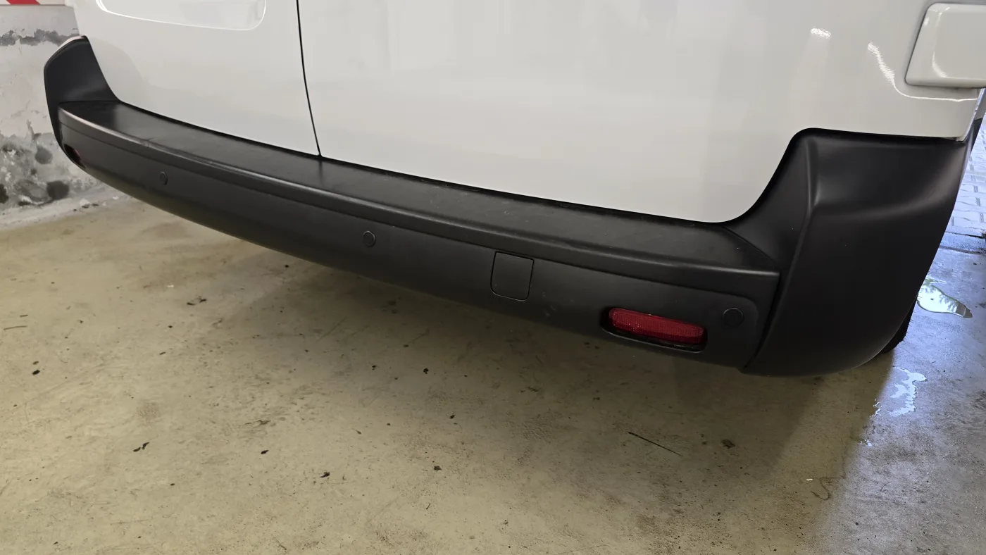 Zadní parkovací senzory namontované v nárazníku – Toyota Proace Verso – montáž Praha 5