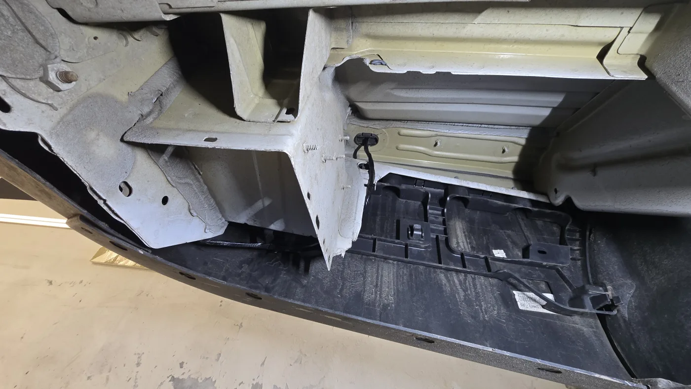 Vedení kabeláže parkovacích senzorů v kufru – Toyota Proace Verso – montáž Praha 5