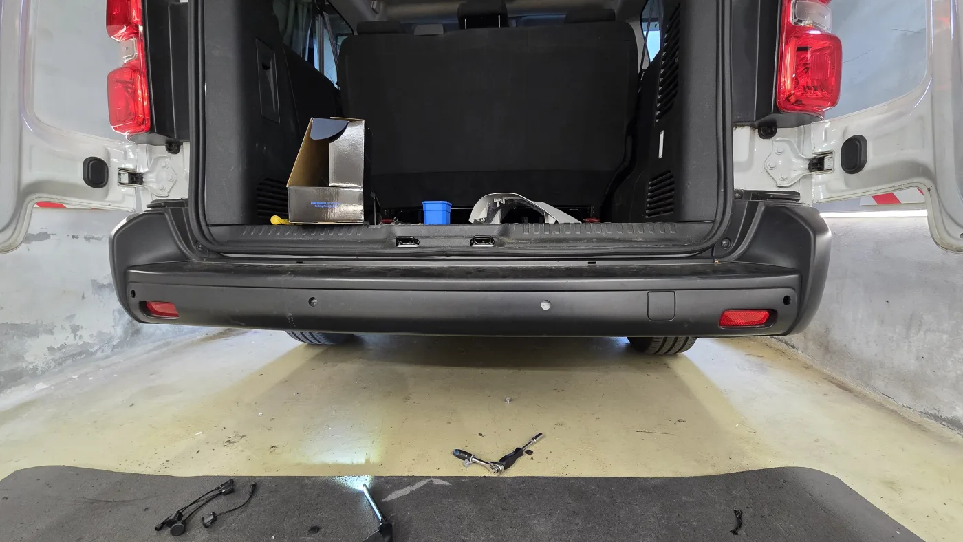 Otvory pro senzory v zadním nárazníku – Toyota Proace Verso – cena montáže Praha 5