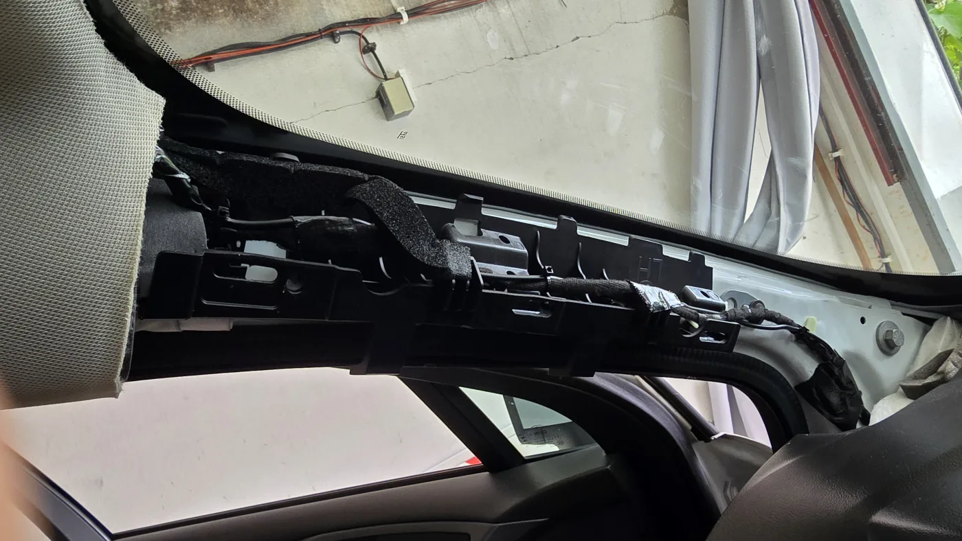 Vedení kabeláže A sloupkem – Ford Mondeo mk5 – montáž Praha 5