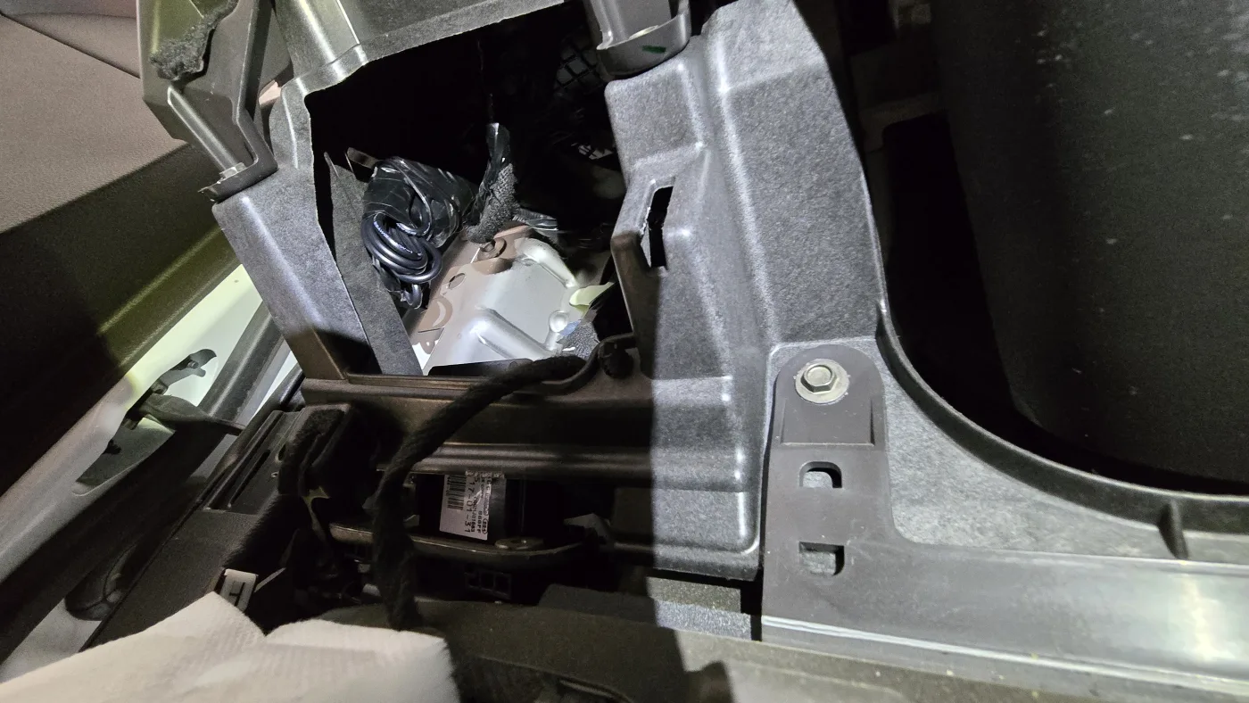 Zapojení napájení autokamery do pojistkové skříně – Ford Mondeo mk5 – cena montáže Praha 5