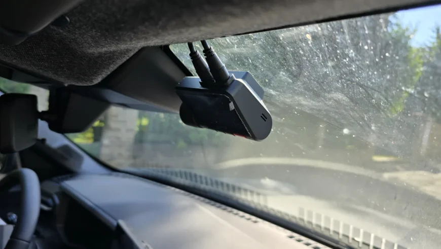 Namontovaná autokamera – Dacia Duster – montáž Praha 5