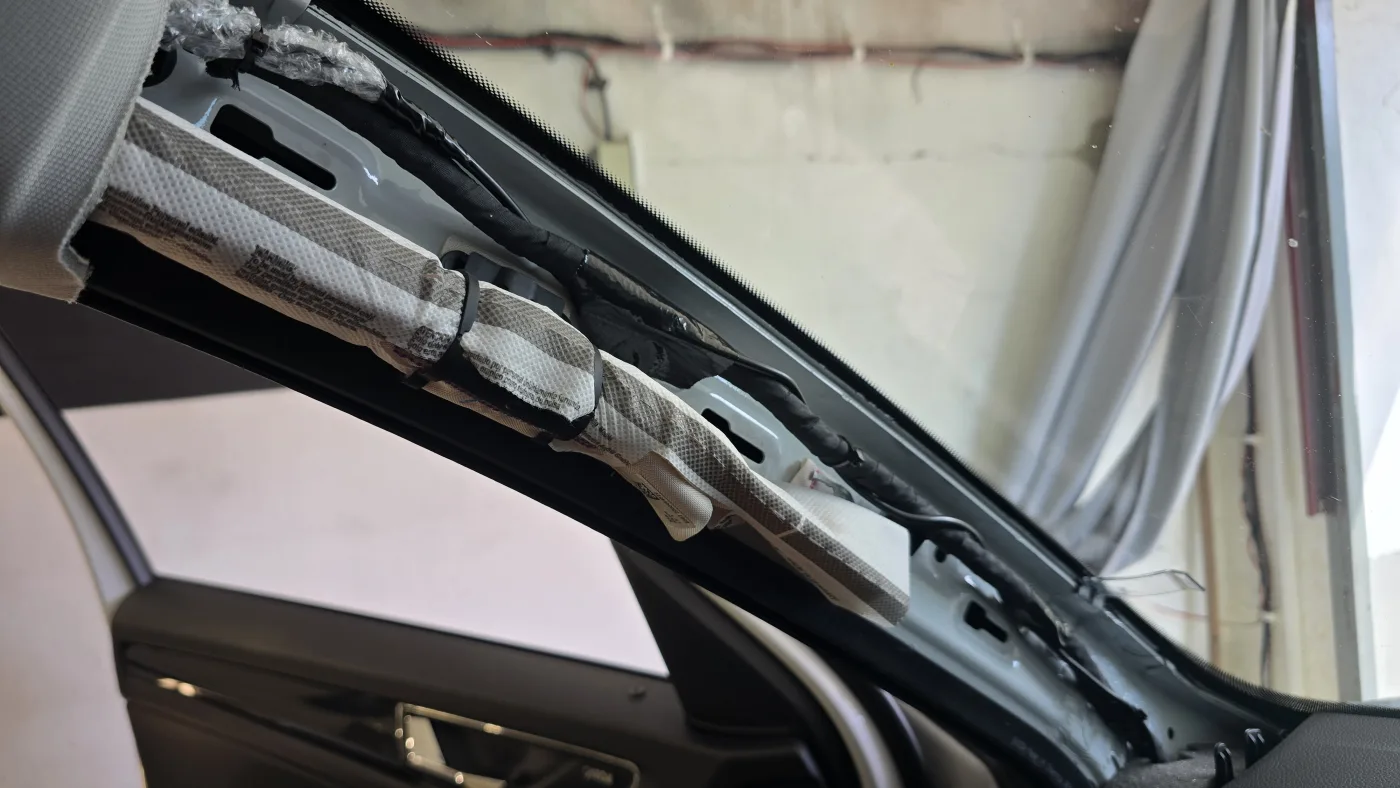 Vedení kabeláže A sloupkem – Škoda Kodiaq – montáž Praha 5