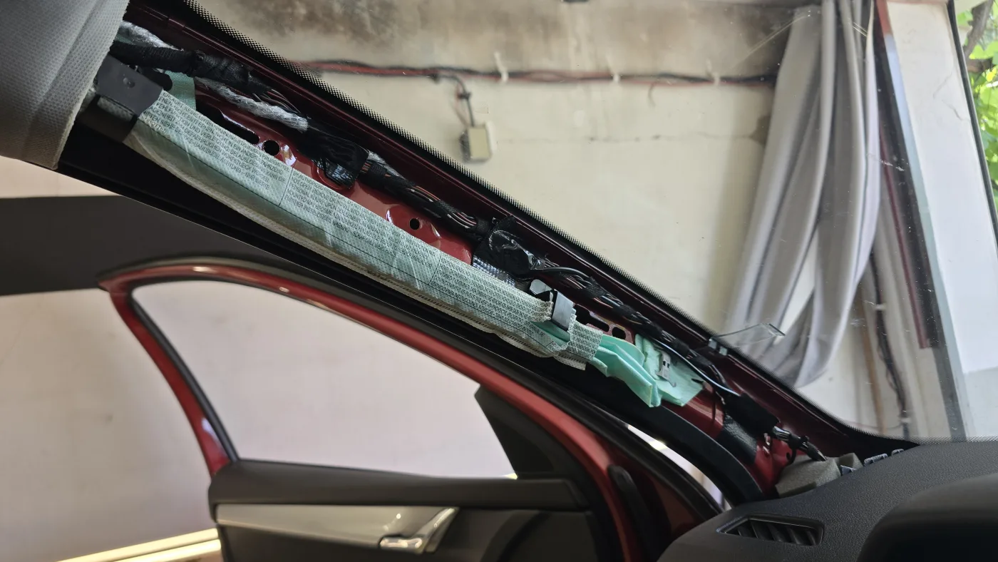 Vedení kabeláže A sloupkem – Škoda Octavia III – montáž Praha 5