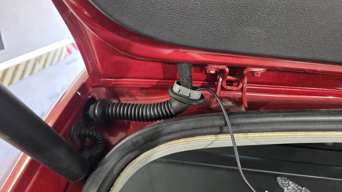Zadní autokamera namontovaná na zadním okně – Škoda Octavia III – montáž Praha 5-Jinonice
