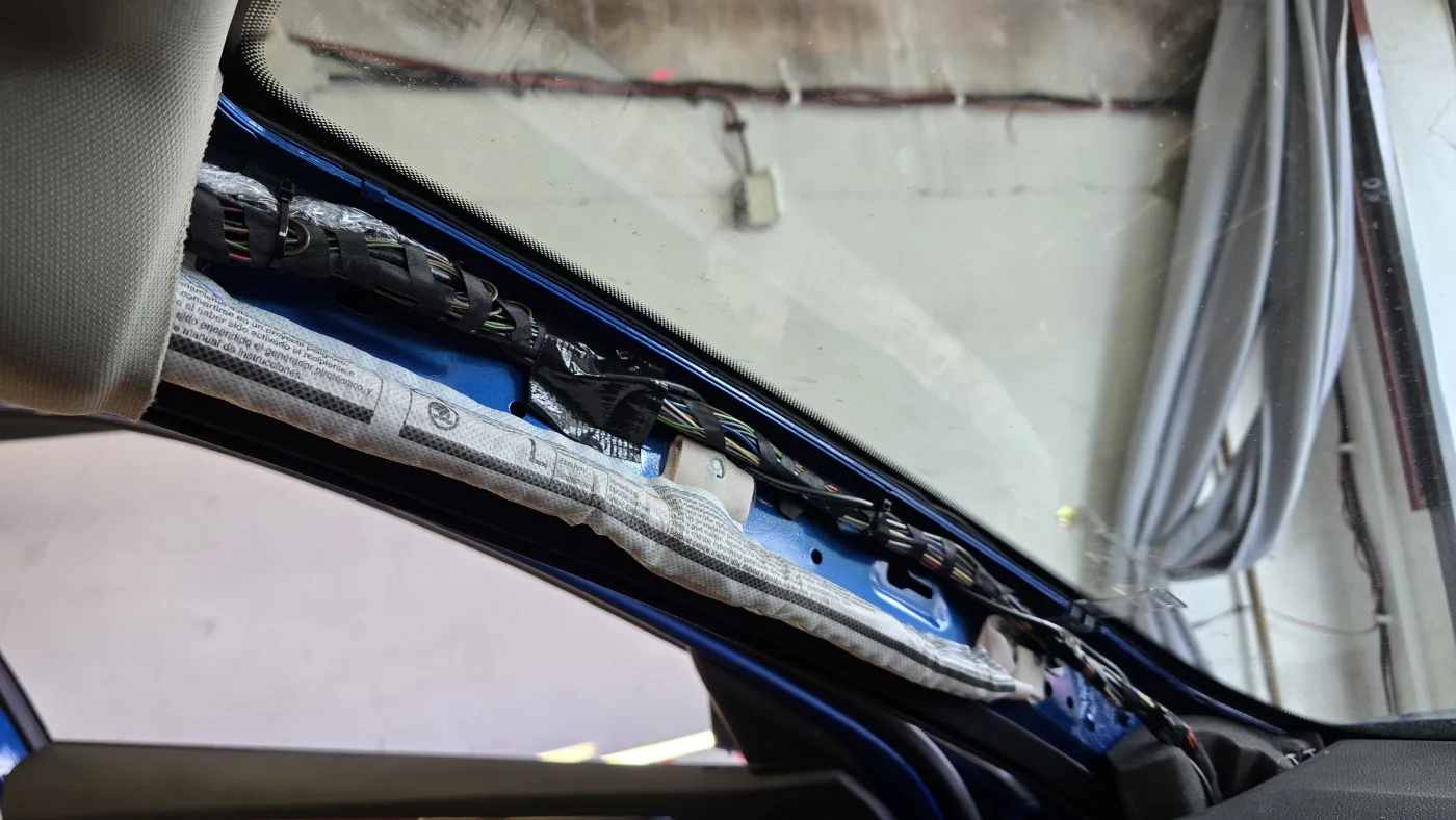 Vedení kabeláže A sloupkem – Škoda Superb 3 combi – montáž Praha 5