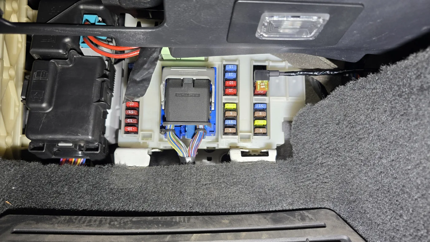 Zapojení napájení autokamery do pojistkové skříně – Volvo XC70 – cena montáže Praha 5