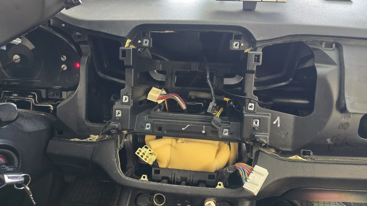 Zapojení handsfree v palubní desce – Kia Sportage – cena montáže Praha 5