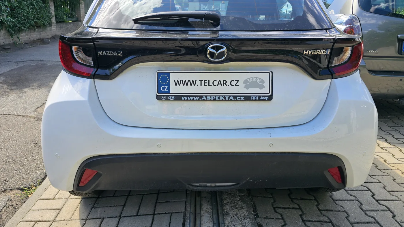 Zadní parkovací senzory namontované v nárazníku – Mazda 2 Hybrid 2022 – montáž Praha 5