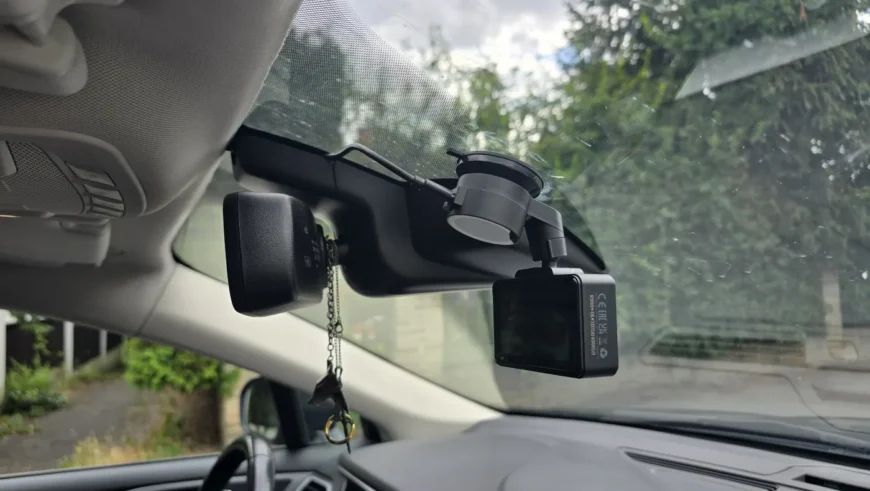 Namontovaná přední autokamera – Ford Mondeo – montáž Praha 5