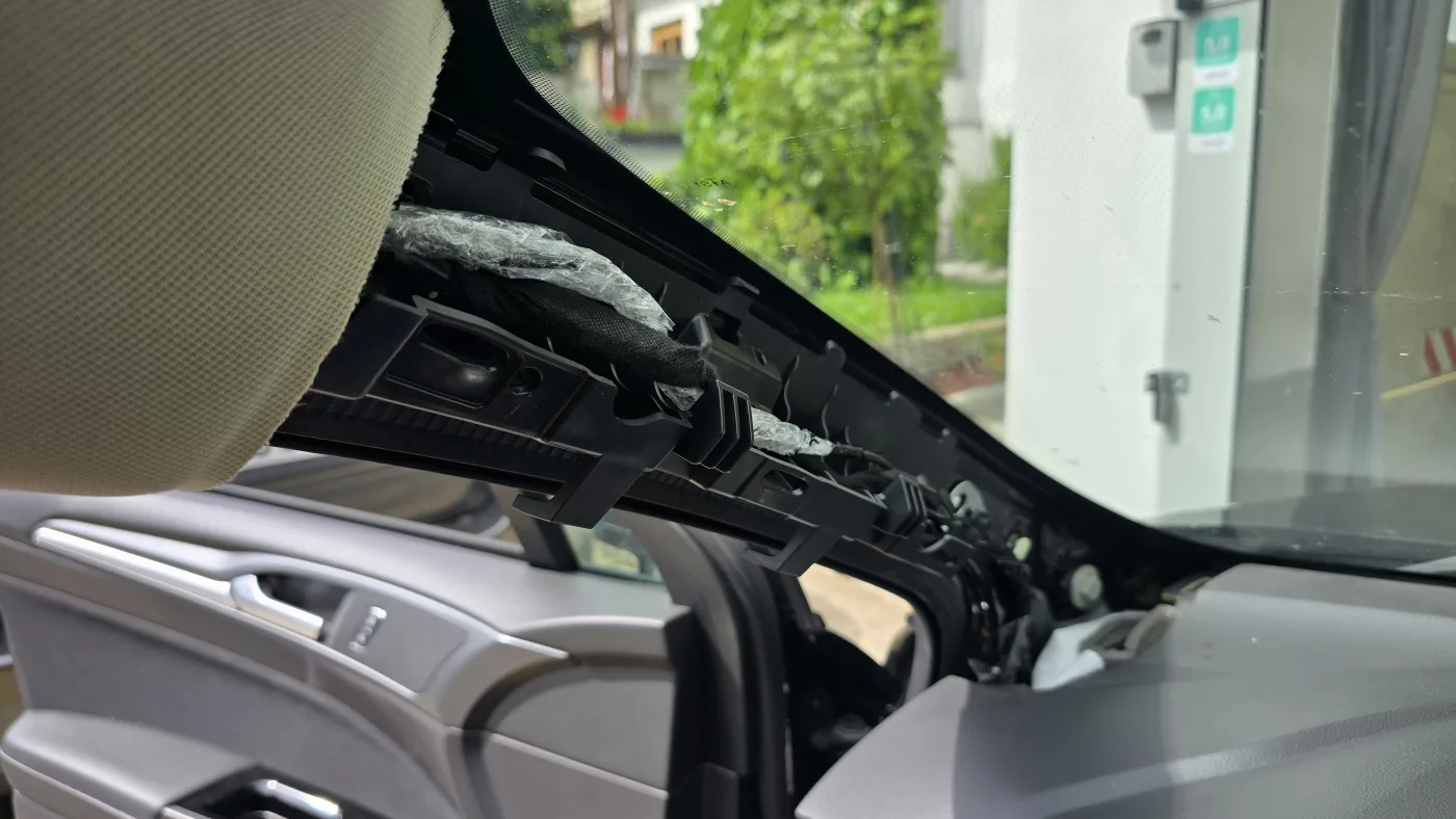 Vedení kabeláže A sloupkem – Ford Mondeo – montáž Praha 5