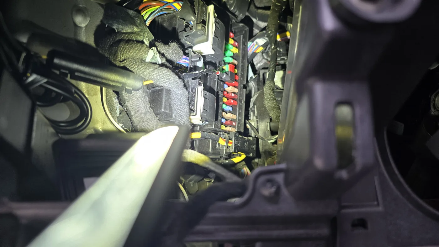 Zapojení napájení autokamery do pojistkové skříně – Ford Mondeo – cena montáže Praha 5