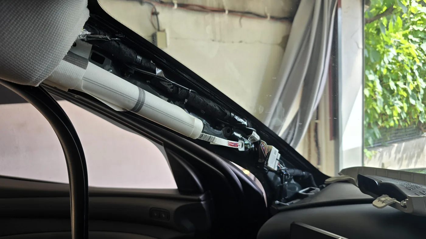 Vedení kabeláže A sloupkem – Hyundai Tucson – montáž Praha 5