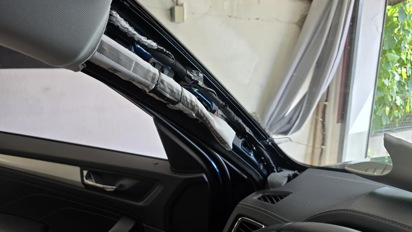 Vedení kabeláže A sloupkem – Škoda Kodiaq – montáž Praha 5