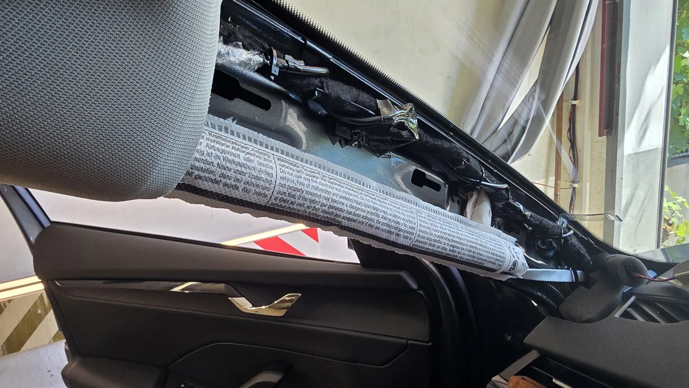 Vedení kabeláže A sloupkem – Škoda Octavia – montáž Praha 5