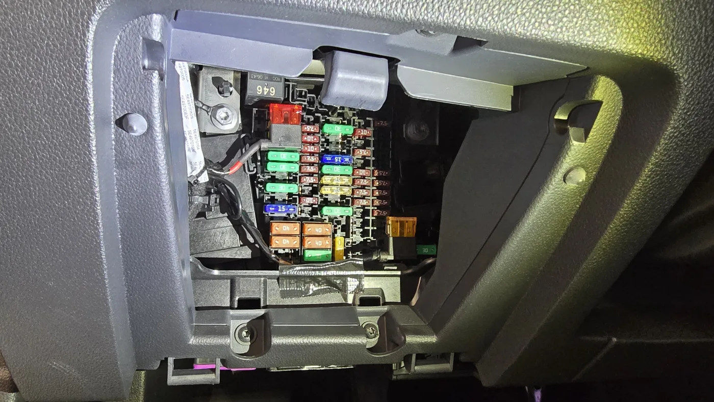 Zapojení napájení autokamery do pojistkové skříně – Škoda Octavia – cena montáže Praha 5