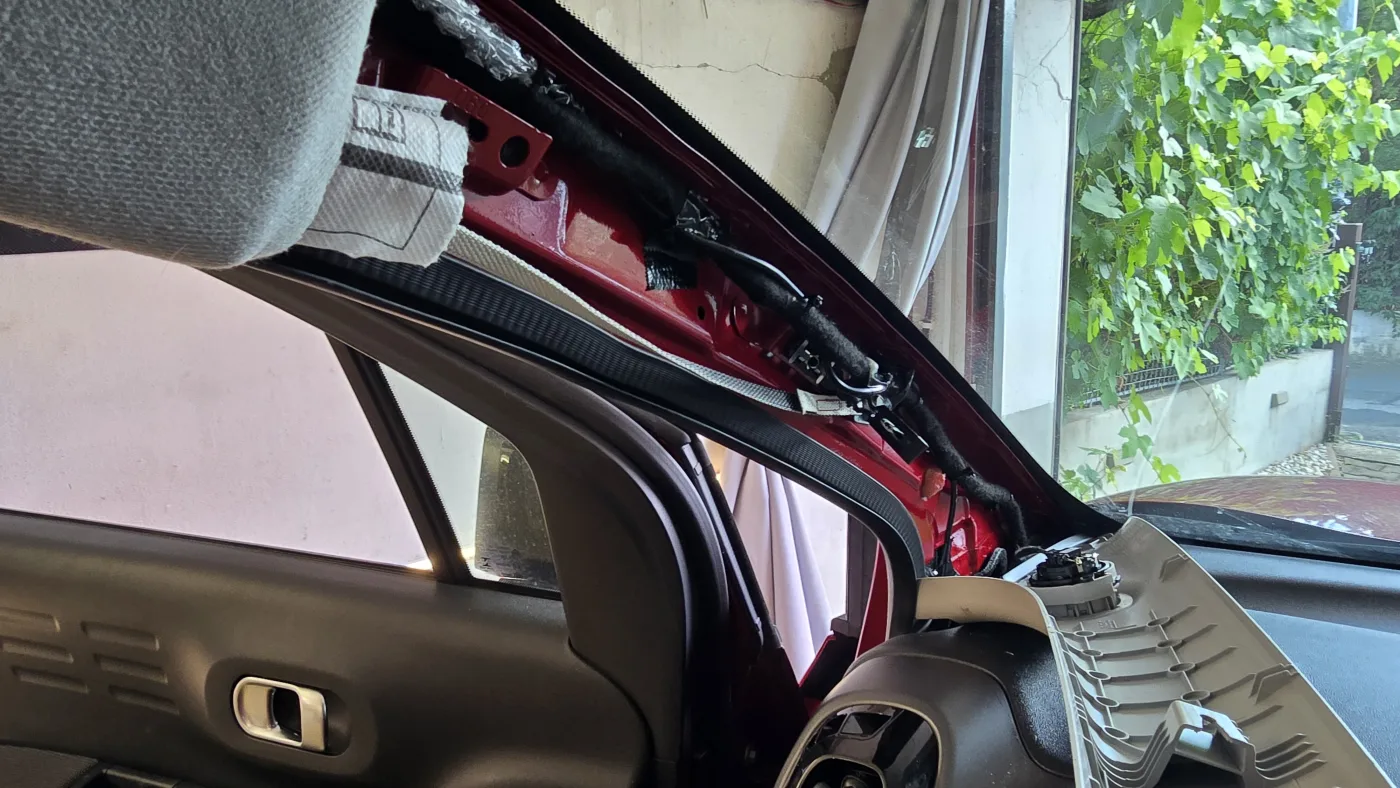 Vedení kabeláže A sloupkem – Citroën C3 Aircross – montáž Praha 5