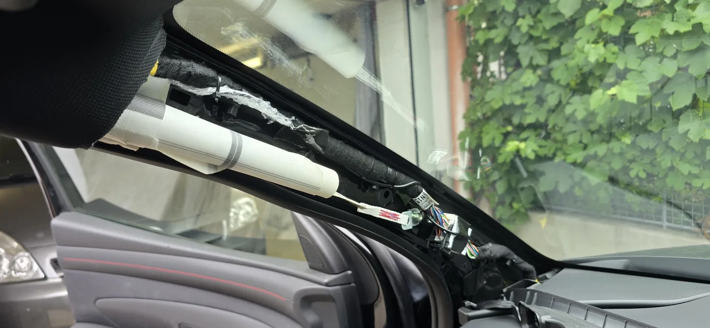 Vedení kabeláže A sloupkem – Hyundai Tuscon – montáž Praha 5