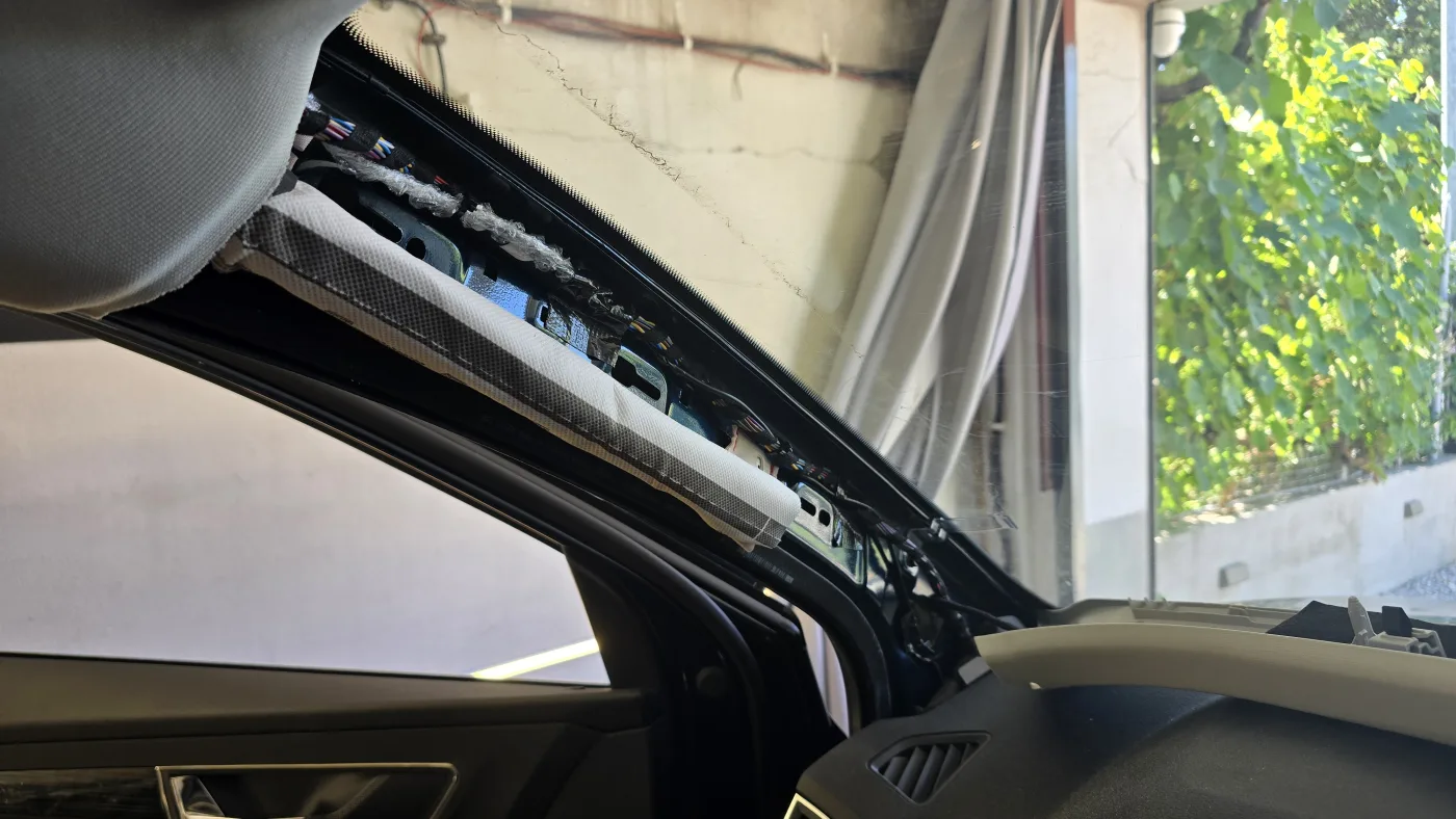 Vedení kabeláže A sloupkem – Škoda Karoq – montáž Praha 5