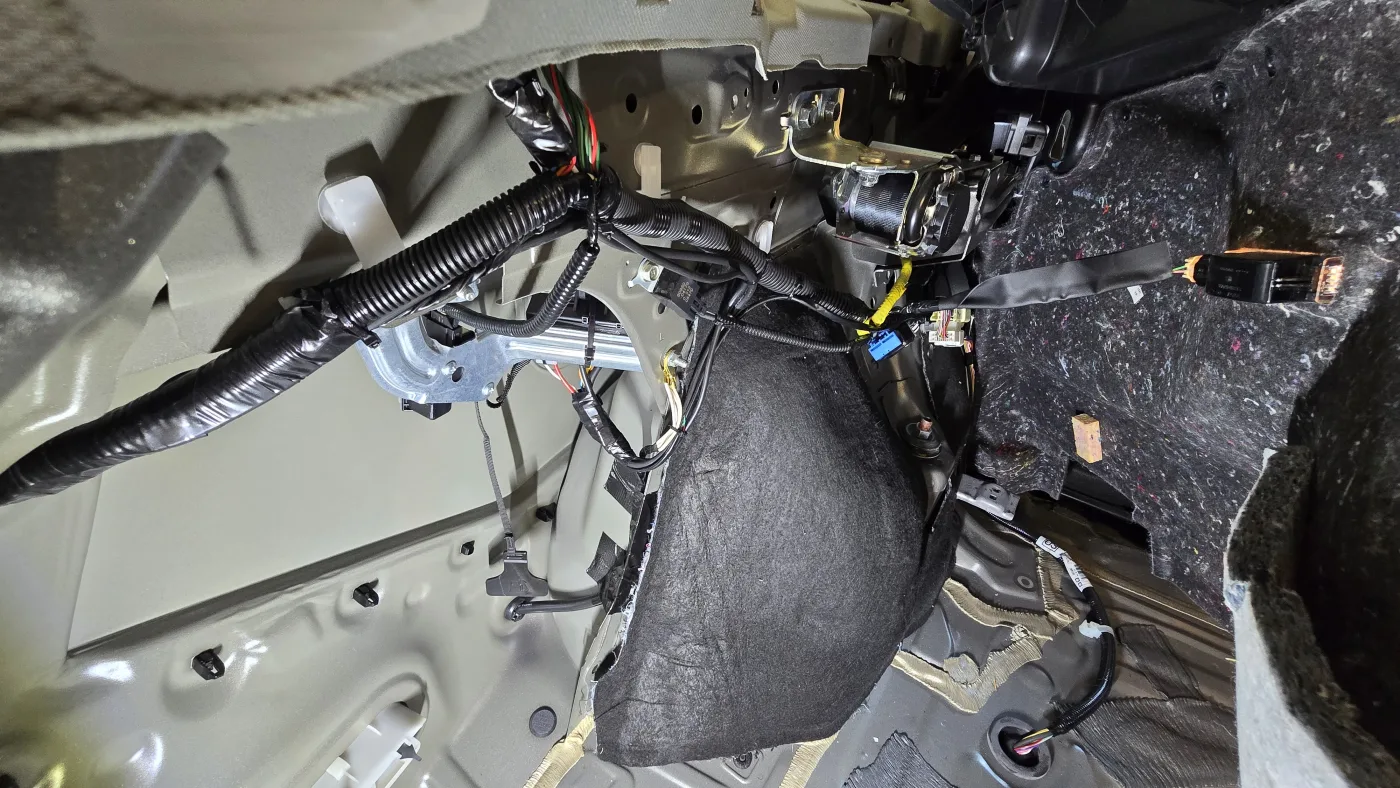 Montáž elektropřípojky – Toyota Avensis – cena montáže Praha 5