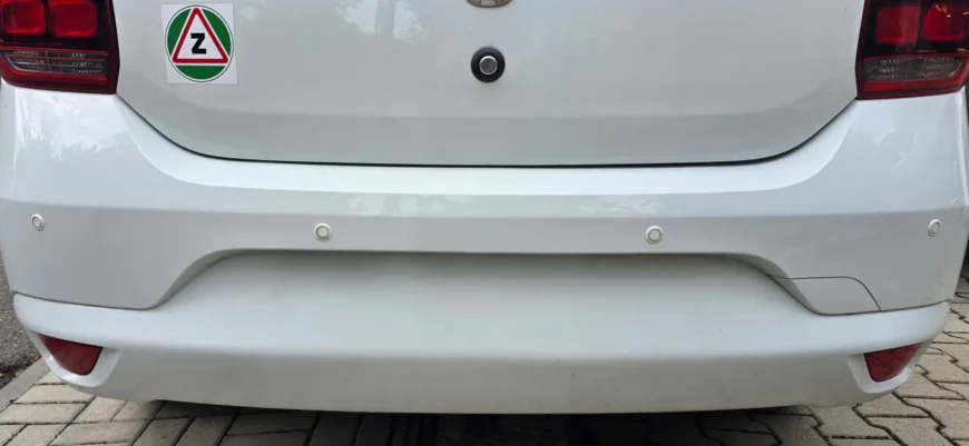 Zadní parkovací senzory namontované v nárazníku – Dacia Logan II – montáž Praha 5