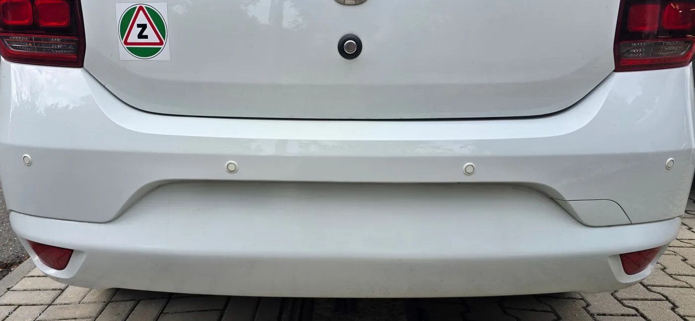 Zadní parkovací senzory namontované v nárazníku – Dacia Logan II – montáž Praha 5