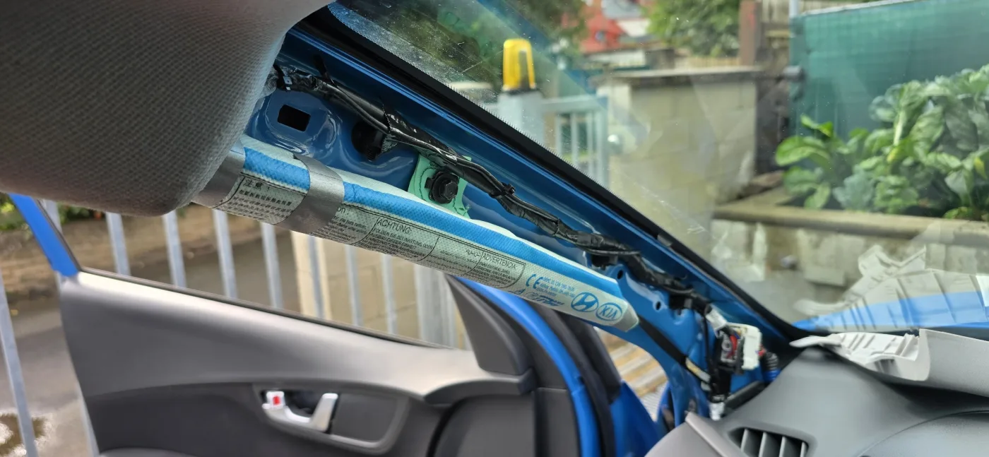 Vedení kabeláže A sloupkem – Hyundai Kona – montáž Praha 5