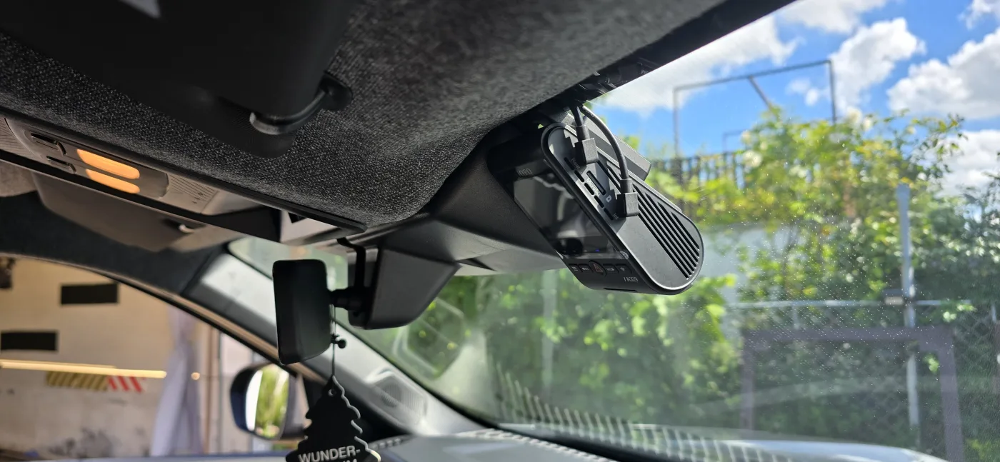 Namontovaná autokamera – Dacia Duster – montáž Praha 5