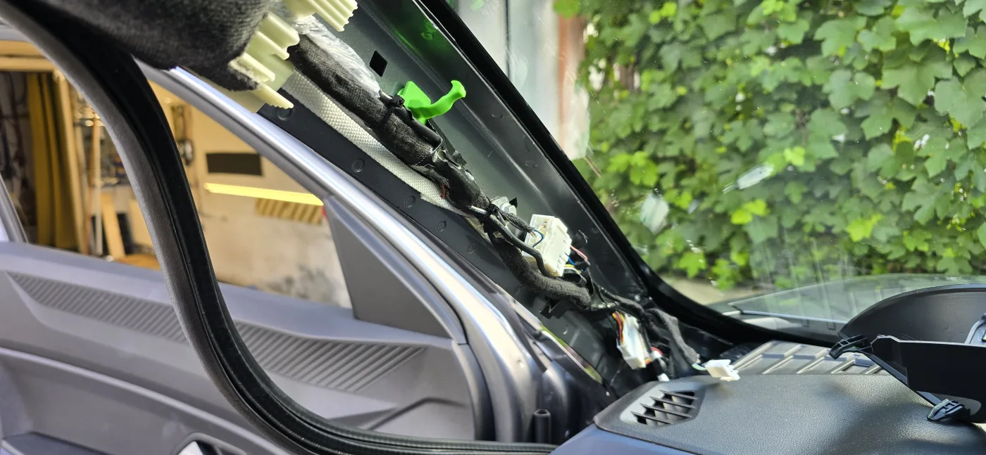 Vedení kabeláže A sloupkem – Dacia Duster – montáž Praha 5