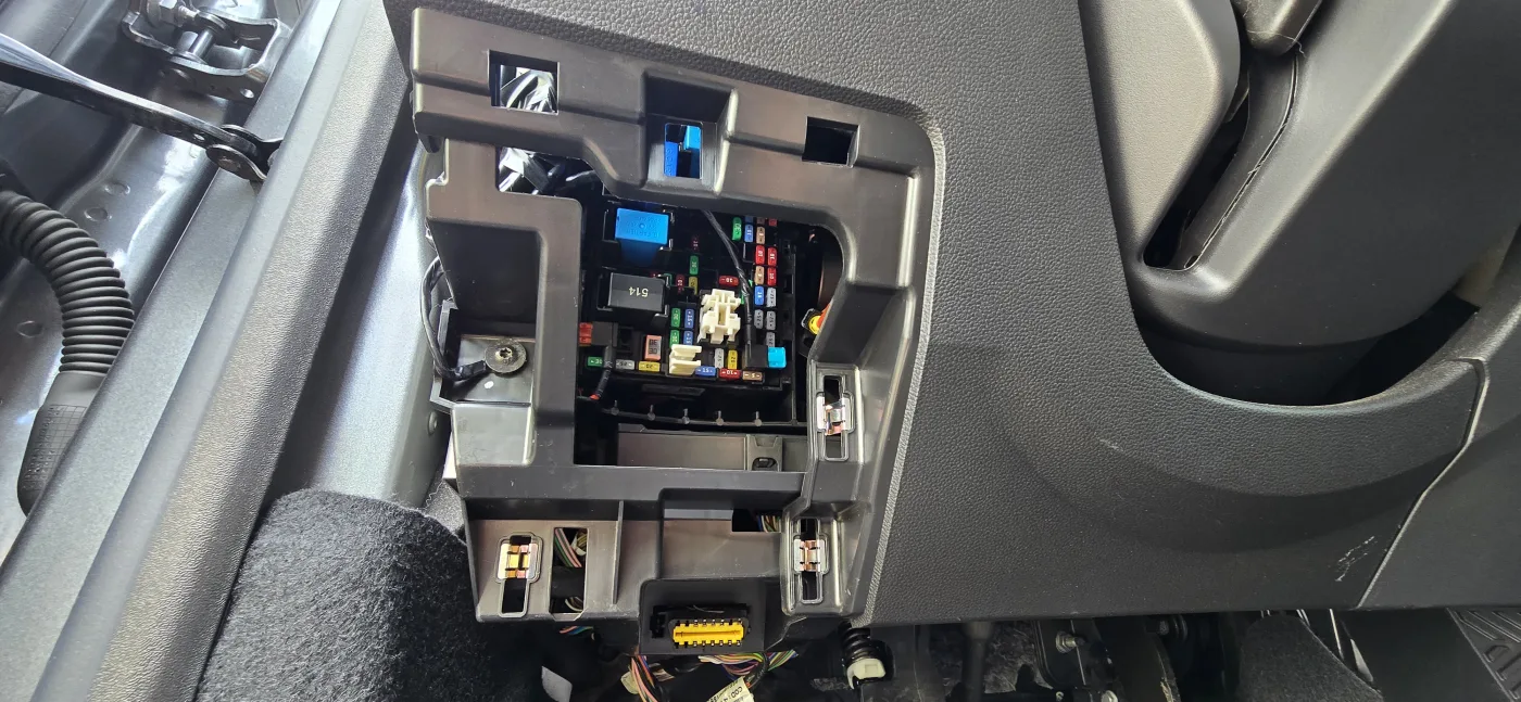 Zapojení napájení autokamery do pojistkové skříně – Dacia Duster – cena montáže Praha 5