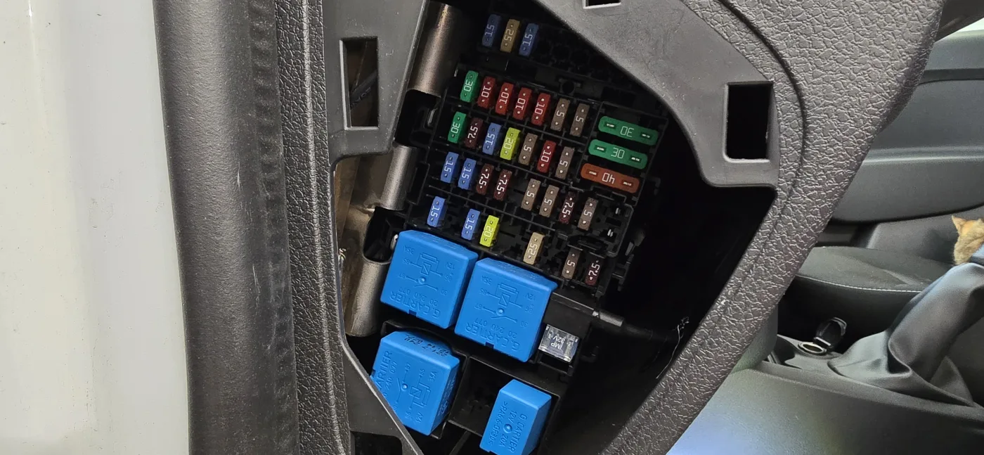 Zapojení napájení autokamery do pojistkové skříně – Dacia Logan II – cena montáže Praha 5