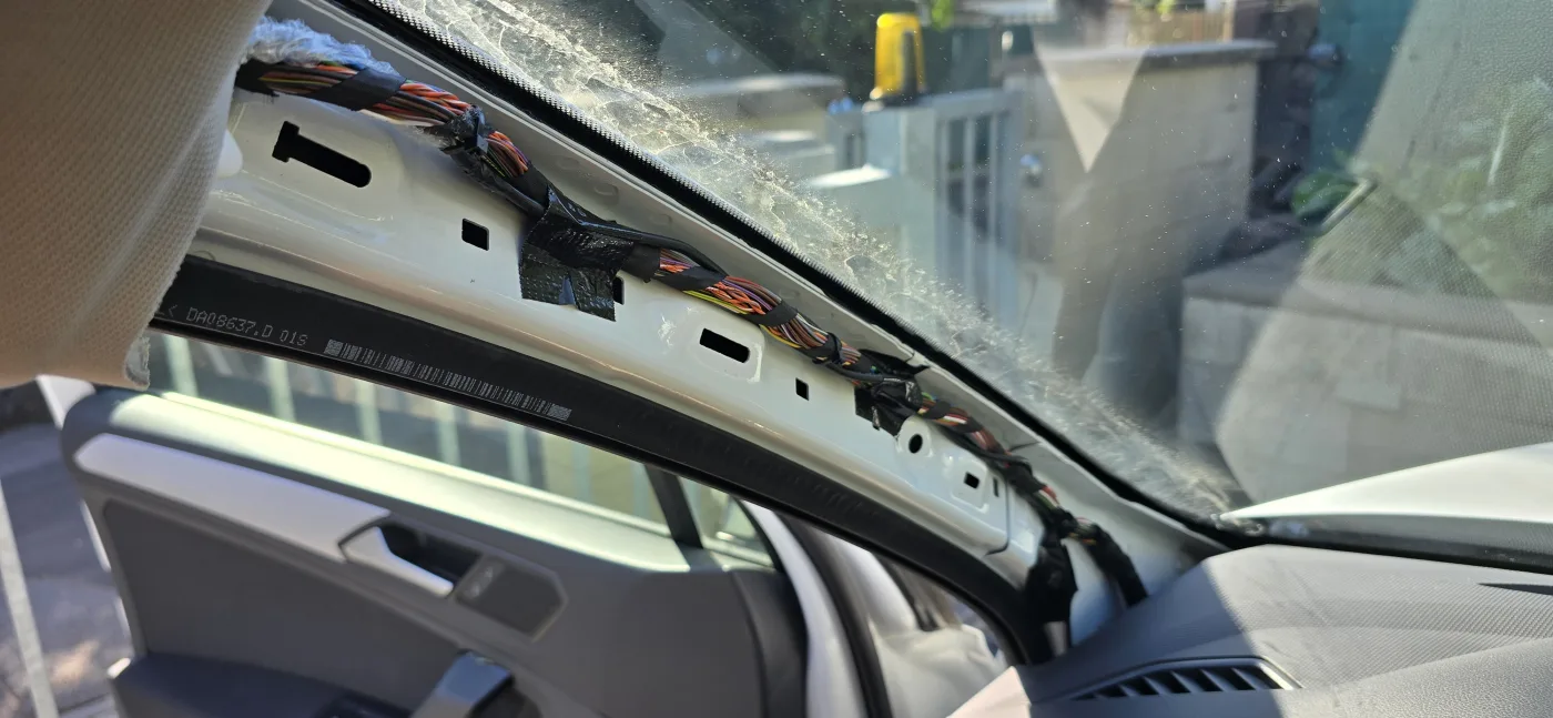 Vedení kabeláže A sloupkem – Volkswagen Tiguan II – montáž Praha 5