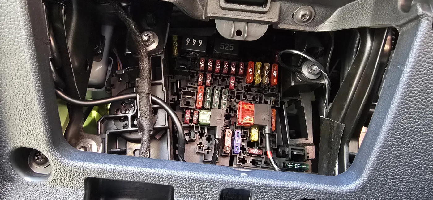 Zapojení napájení autokamery do pojistkové skříně – Volkswagen Tiguan II – cena montáže Praha 5