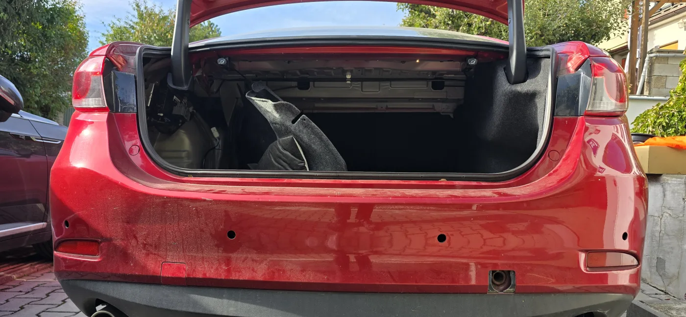 Otvory pro senzory v zadním nárazníku – Mazda Mazda 6 sedan – cena montáže Praha 5