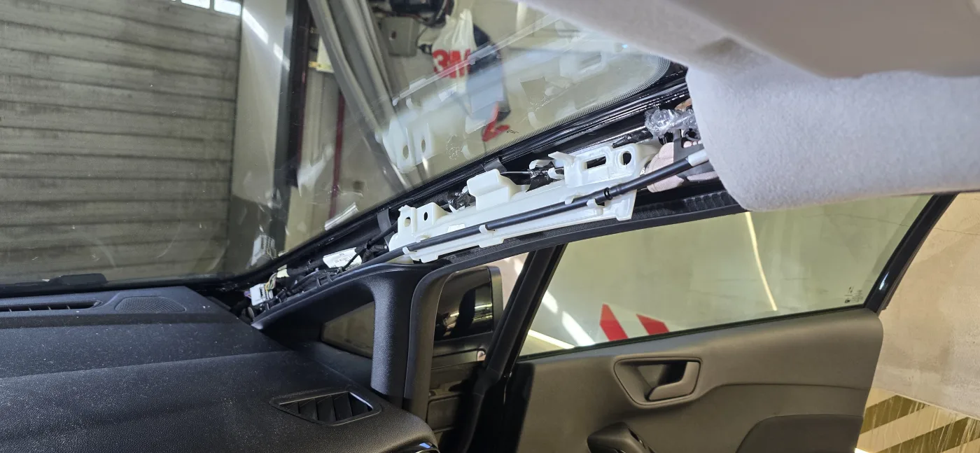 Vedení kabeláže A sloupkem – Ford Fiesta – montáž Praha 5