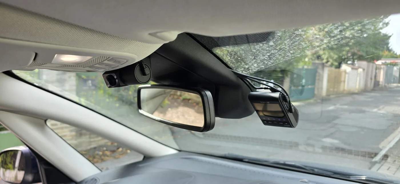 Namontovaná autokamera – Ford Galaxy – montáž Praha 5