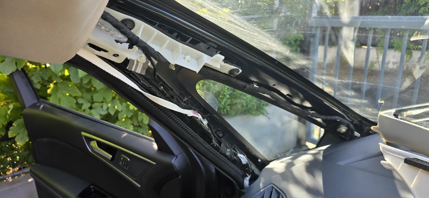 Vedení kabeláže A sloupkem – Ford Galaxy – montáž Praha 5
