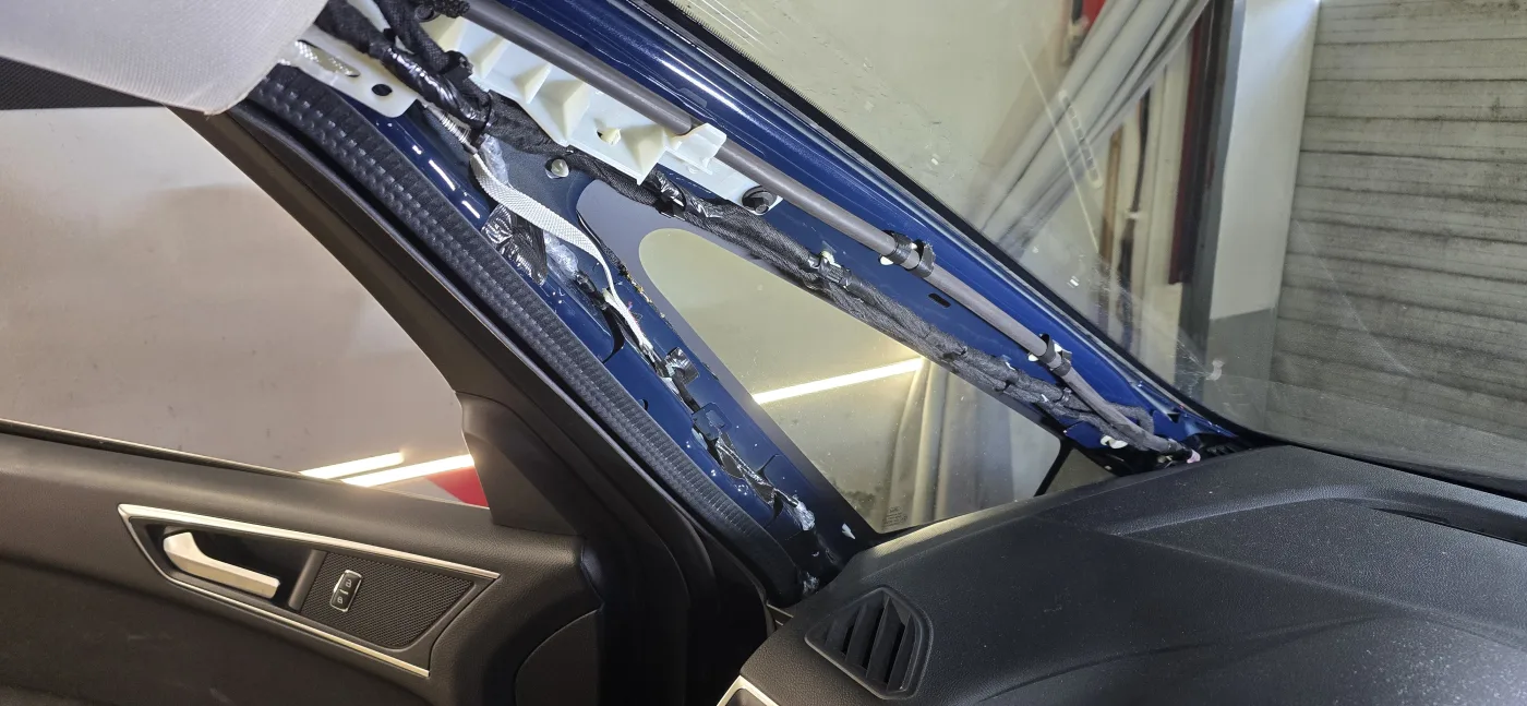 Vedení kabeláže A sloupkem – Ford Galaxy – montáž Praha 5