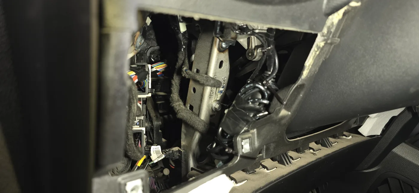 Zapojení napájení autokamery do pojistkové skříně – Ford Galaxy – cena montáže Praha 5