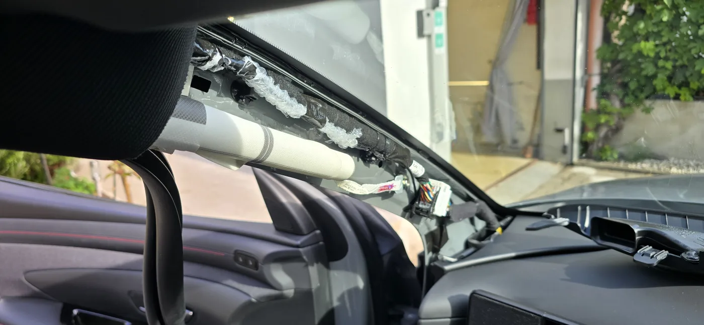 Vedení kabeláže A sloupkem – Hyundai Tucson – montáž Praha 5