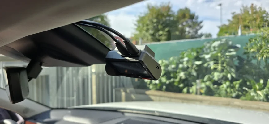 Namontovaná autokamera – Kia K4 SW – montáž Praha 5
