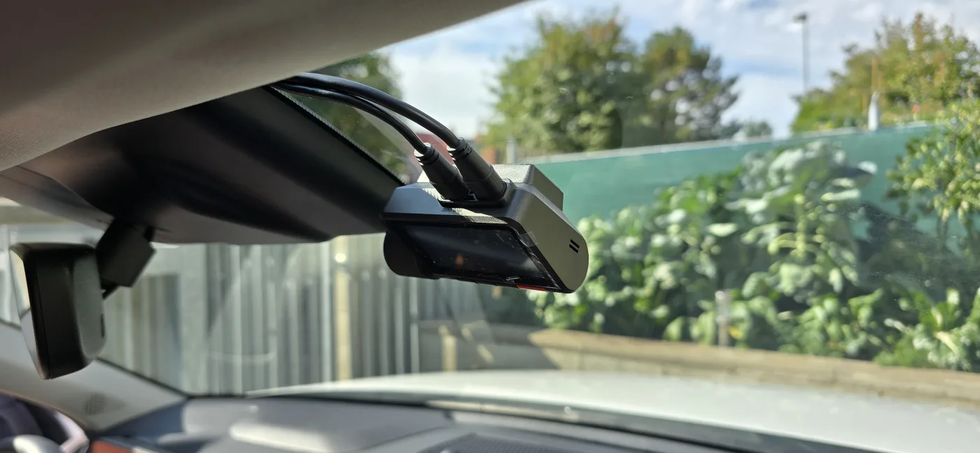 Namontovaná autokamera – Kia K4 SW – montáž Praha 5