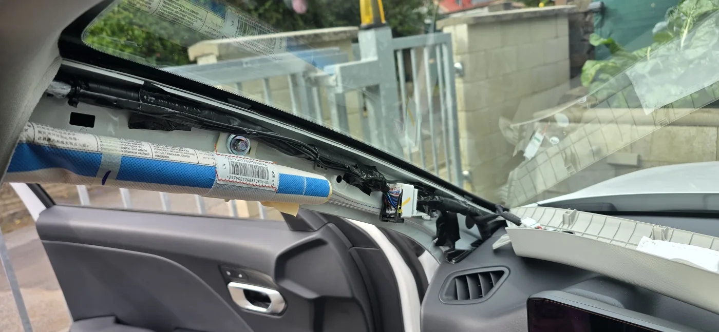 Vedení kabeláže A sloupkem – Kia K4 SW – montáž Praha 5