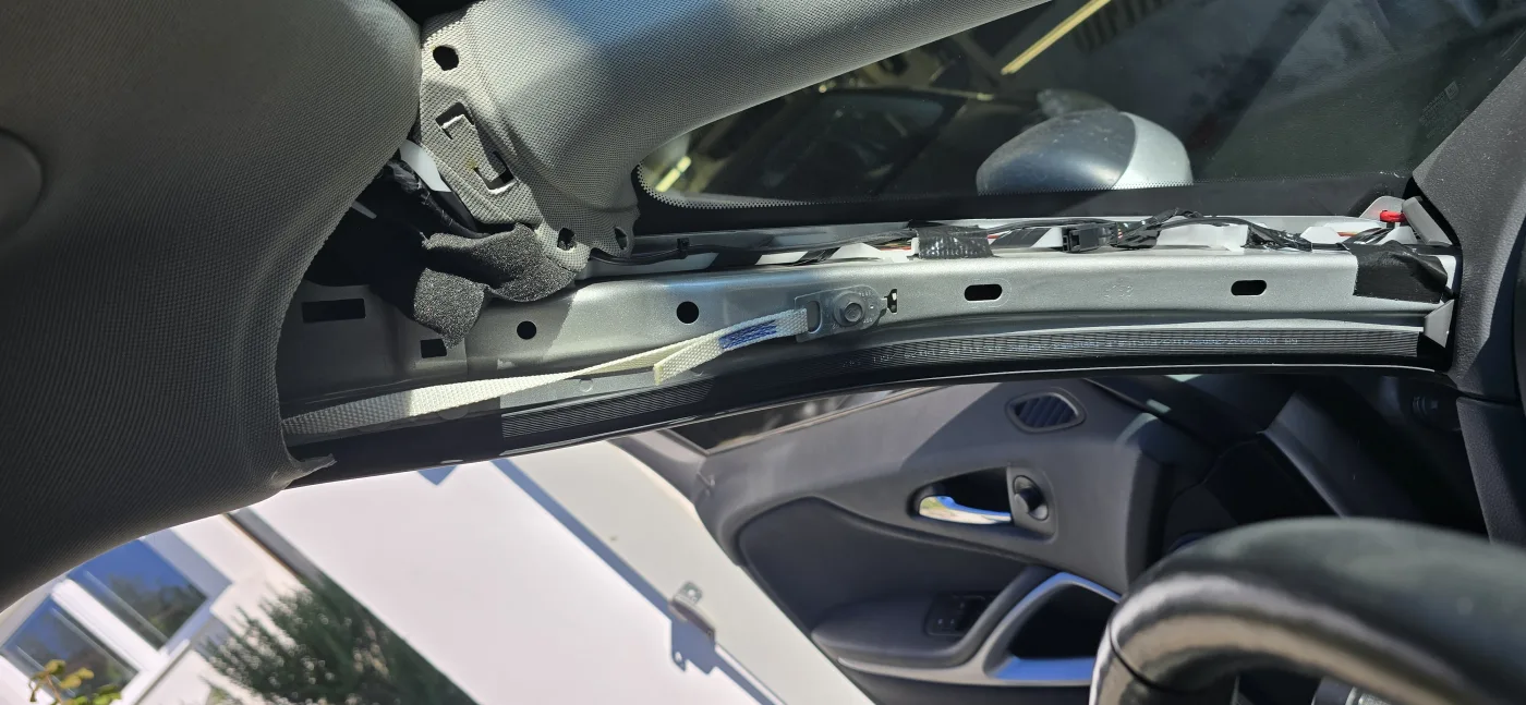 Vedení kabeláže A sloupkem – Opel Zafira – montáž Praha 5