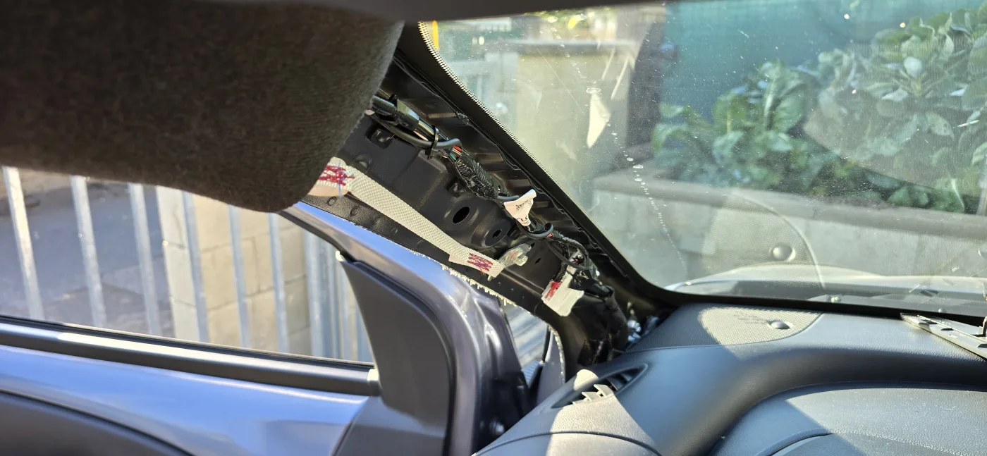 Vedení kabeláže A sloupkem – Toyota Aygo x 1.0 – montáž Praha 5