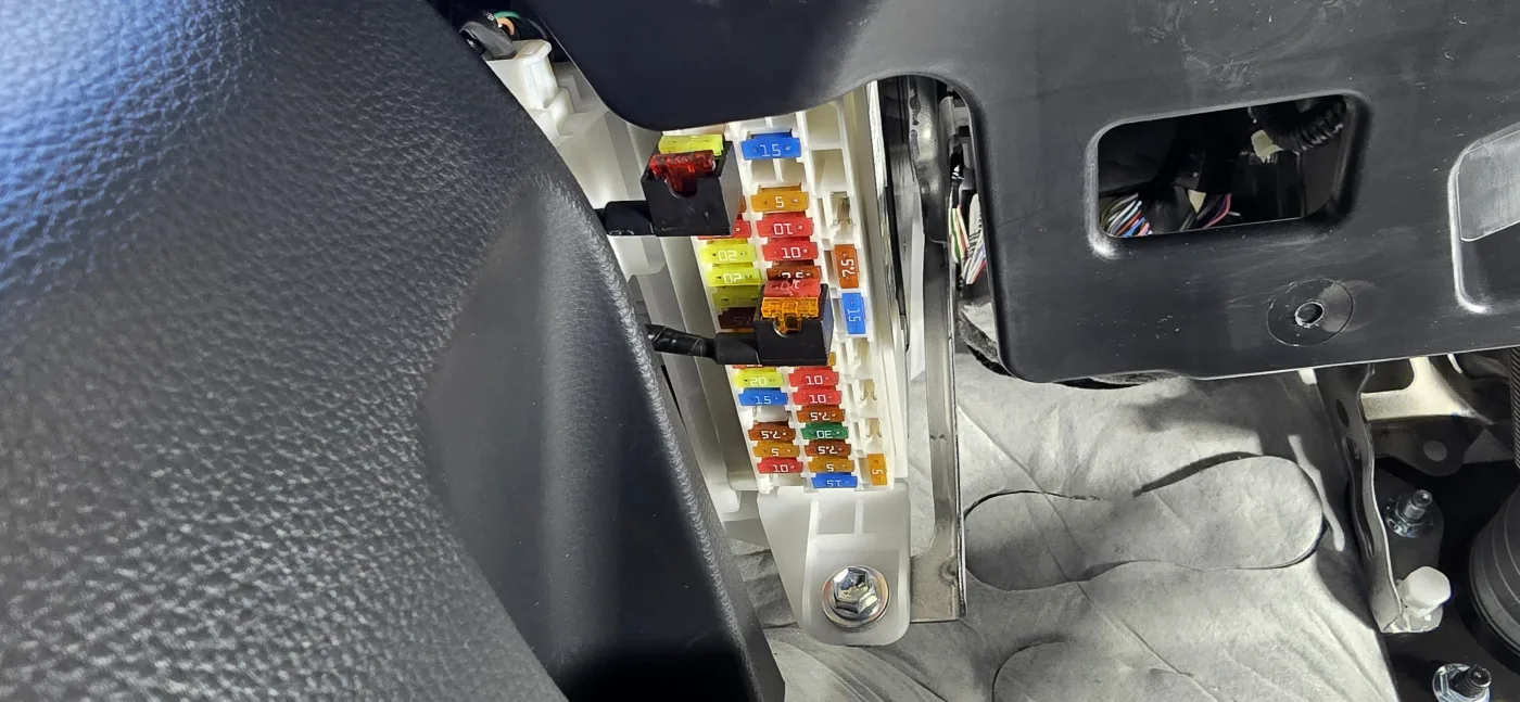 Zapojení napájení autokamery do pojistkové skříně – Toyota Aygo x 1.0 – cena montáže Praha 5