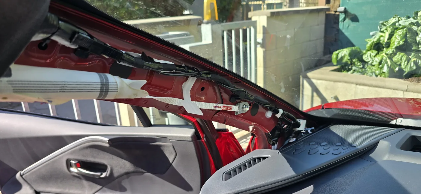 Vedení kabeláže A sloupkem – Toyota C-HR – montáž Praha 5