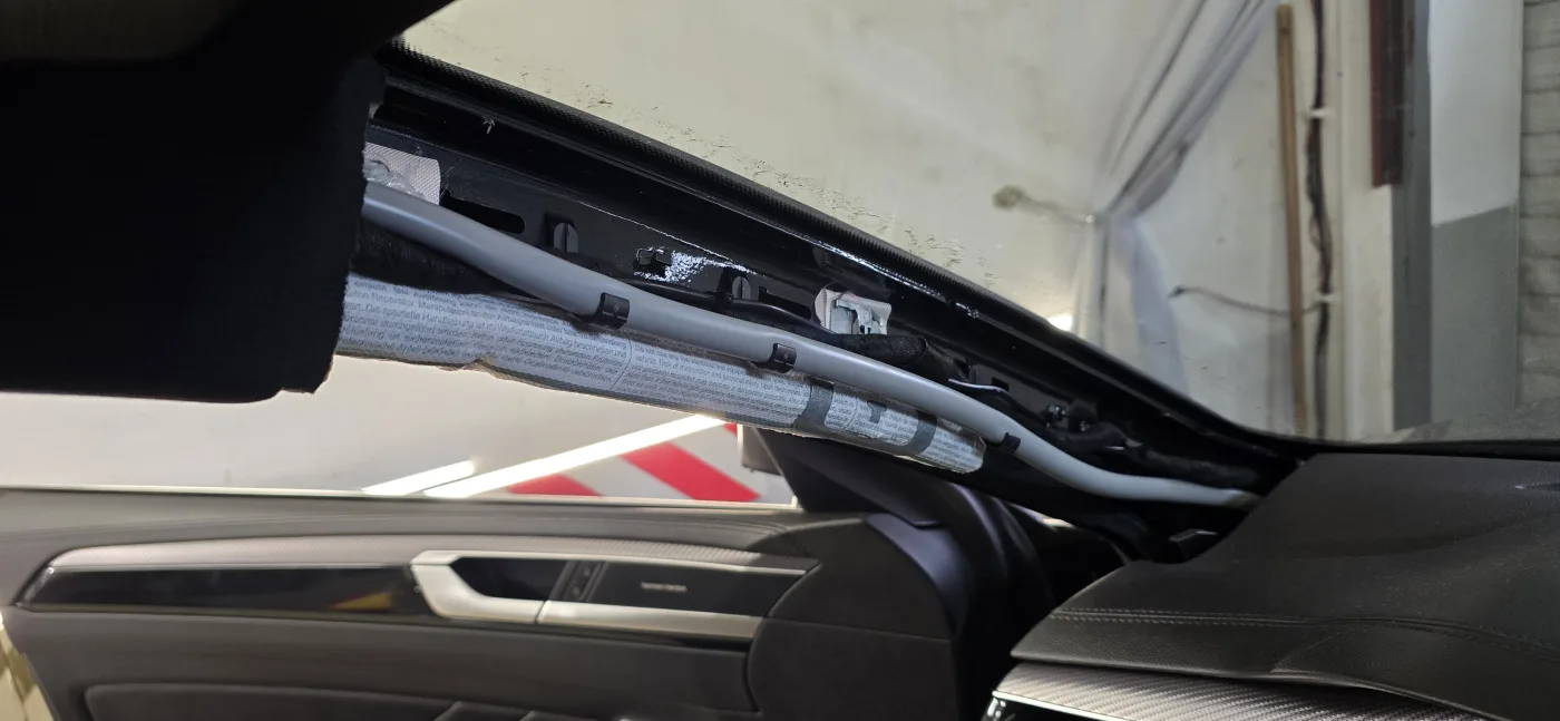 Vedení kabeláže A sloupkem – Volkswagen Arteon – montáž Praha 5