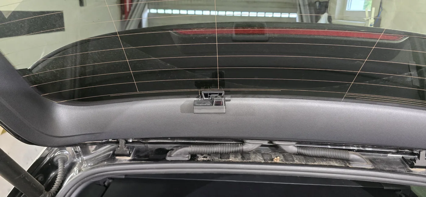 Zadní autokamera namontovaná na zadním okně – Volkswagen Arteon – montáž Praha 5-Jinonice